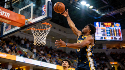 NBA篮球比赛精彩瞬间回放截图，球员扣篮动作